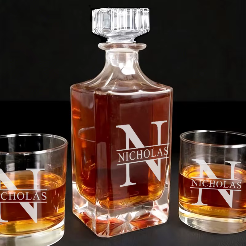 Bouteille de whisky personnalisée et verres à whisky