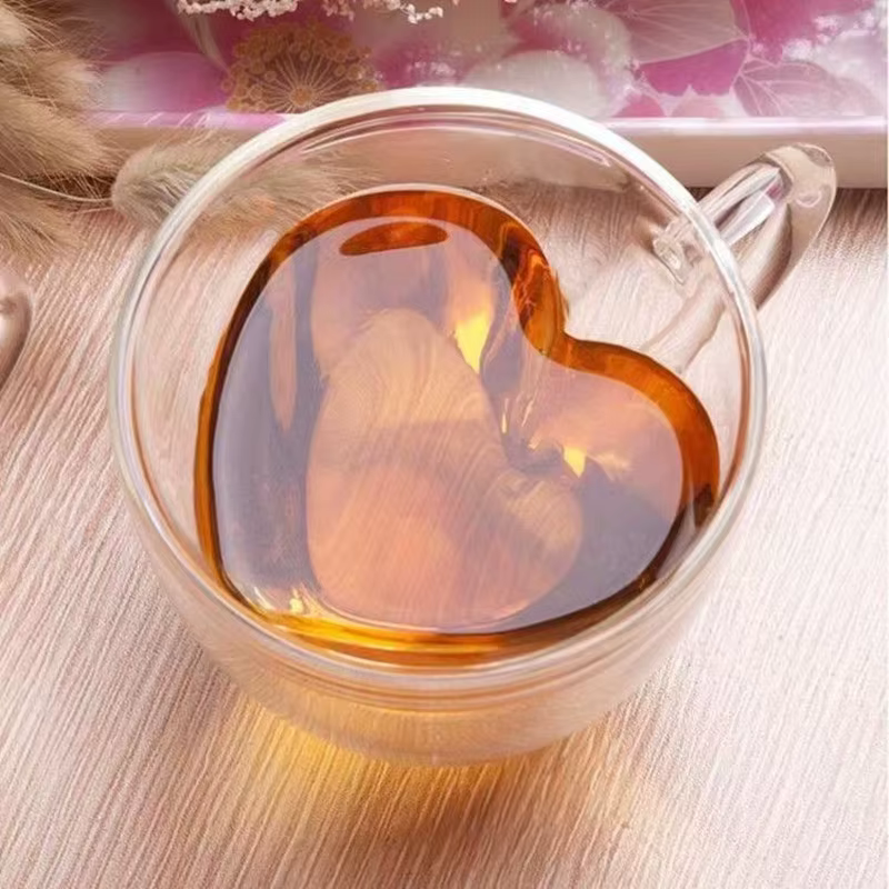 Tasse en verre en forme de cœur d'amour