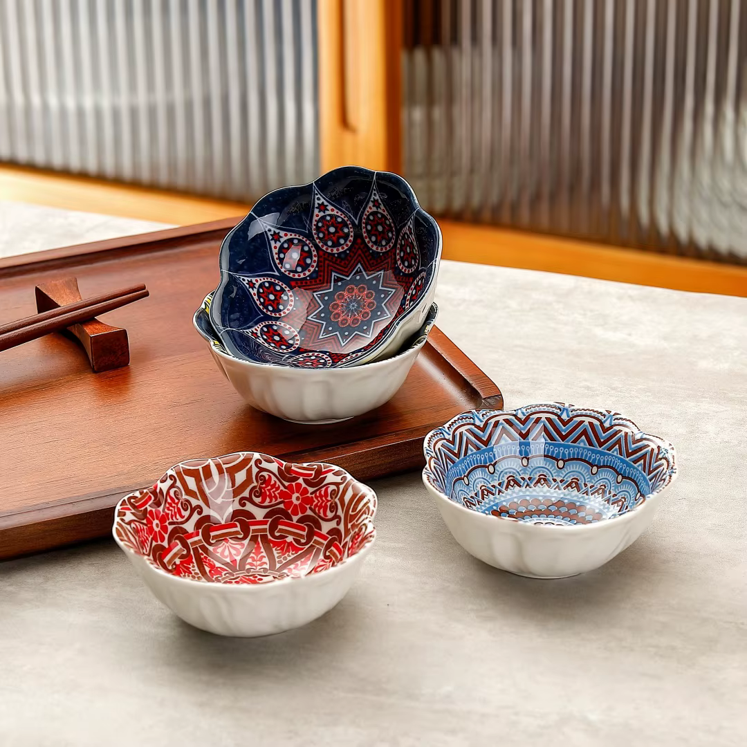 Ensemble de 8 plats à condiments en céramique peints
