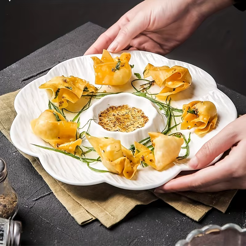 Assiette en céramique raffinée en forme de pétale avec plateau