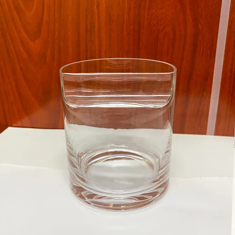 Verre à whisky et à cigares sur les tasses supérieures