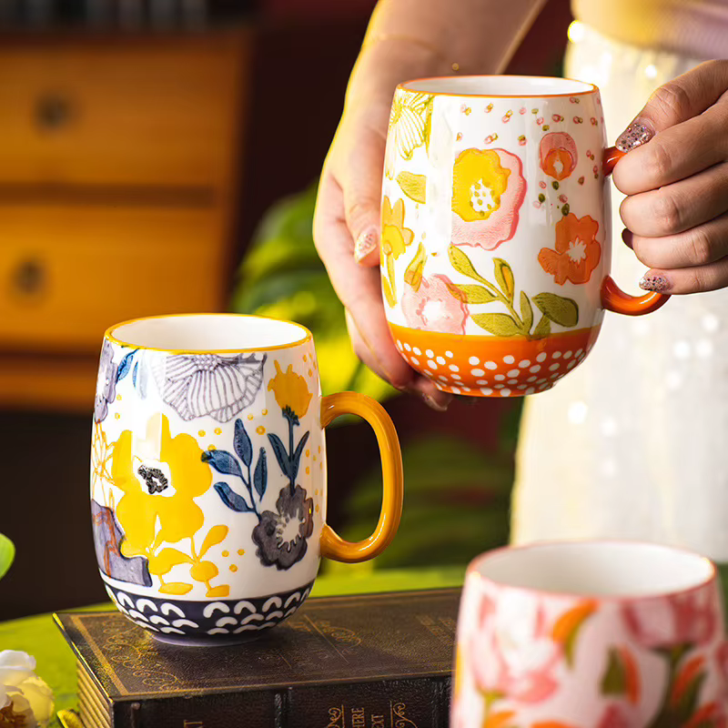 Tasse à café en céramique rétro dessinée à la main