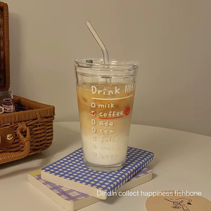Bouteille d'eau en verre avec paille et couvercle