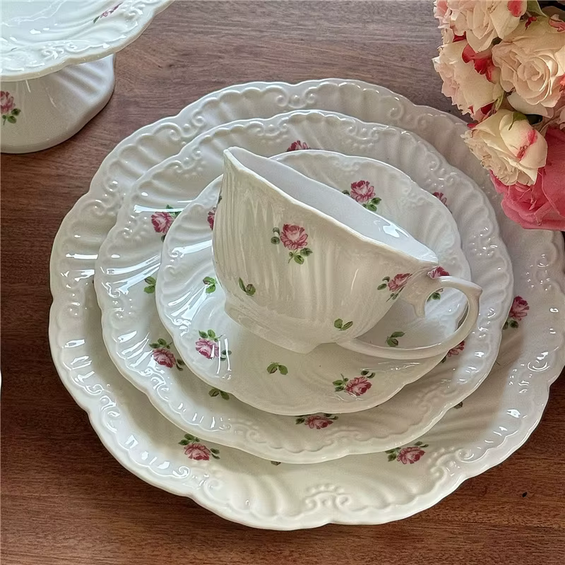 Ensemble d'assiettes en céramique vintage rose