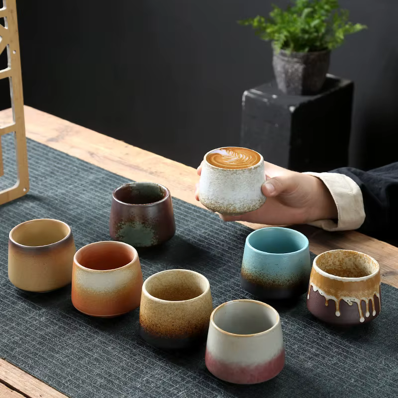 Tasse en céramique vintage en poterie rustique