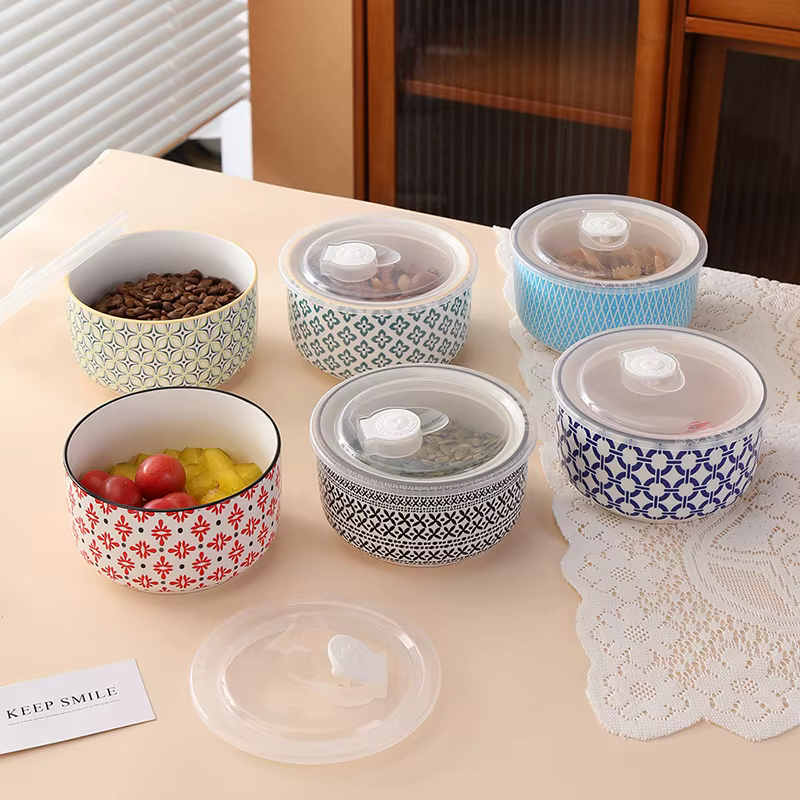 Filles en céramique avec couvercle en porcelaine