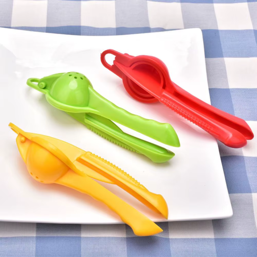 Presse-citron et citron en plastique