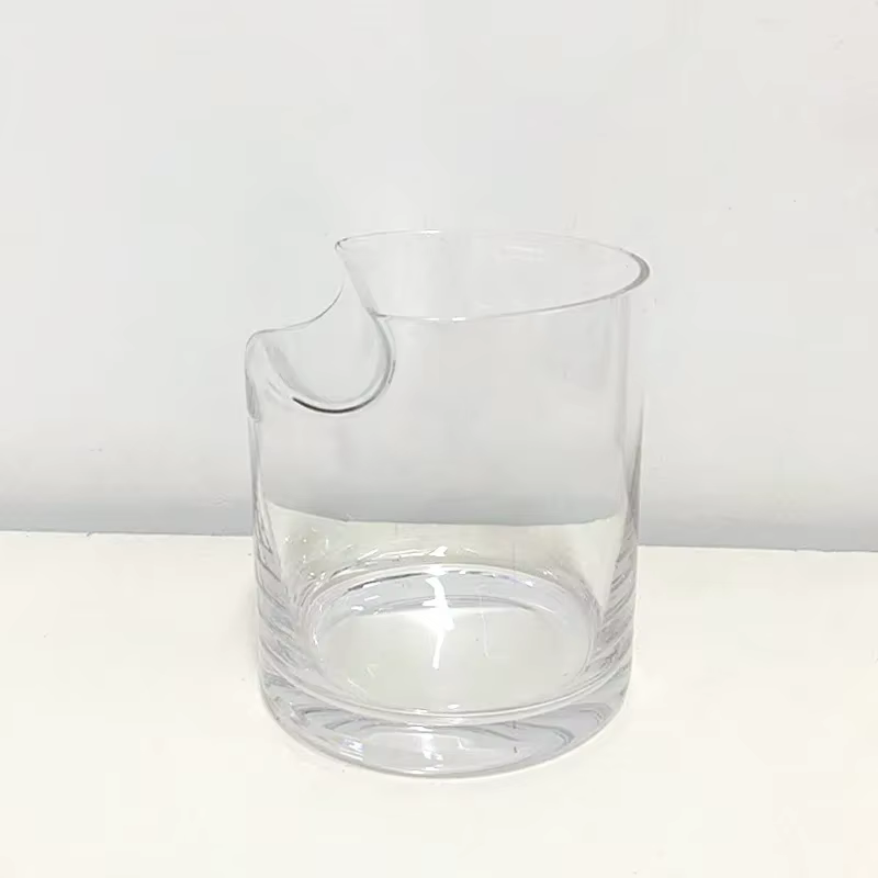Verre à whisky et à cigares sur les tasses supérieures