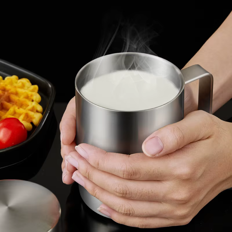 Tasse à café à double paroi avec couvercle