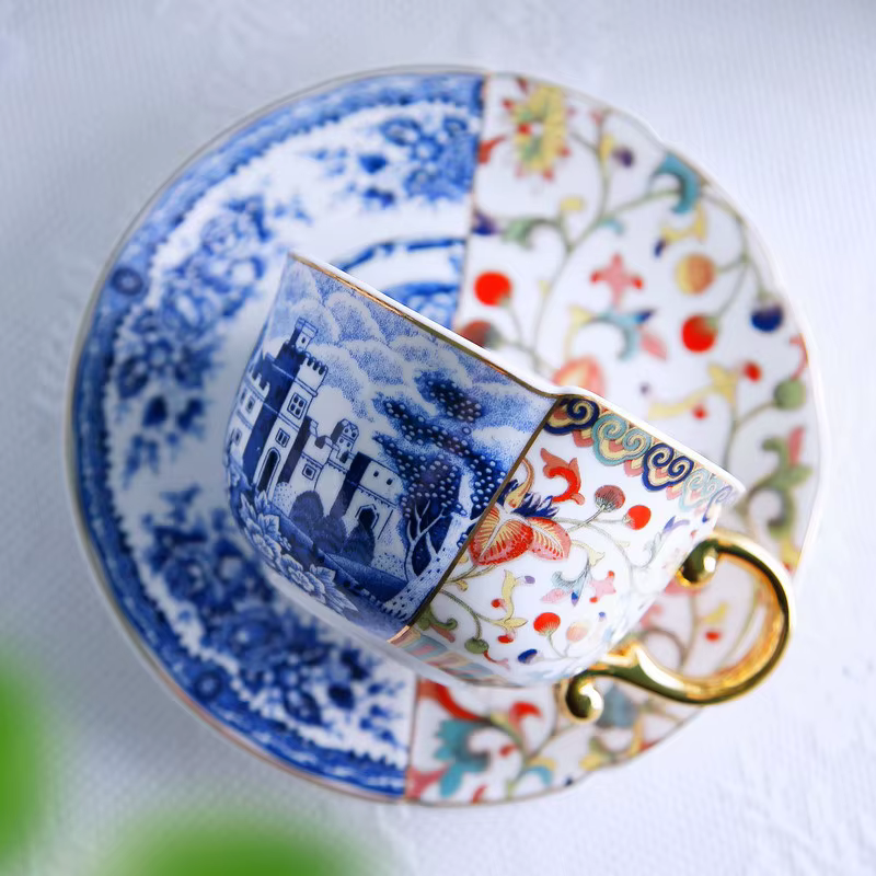 Tasse à café en céramique pour le thé de l'après-midi avec soucoupe