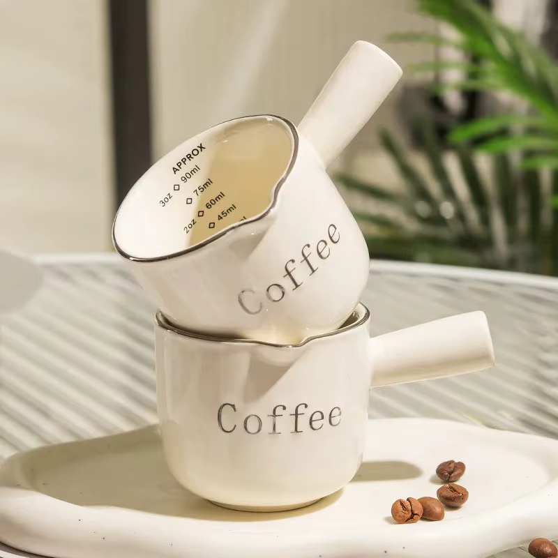 Petite tasse à lait en céramique pour café expresso avec échelle graduée