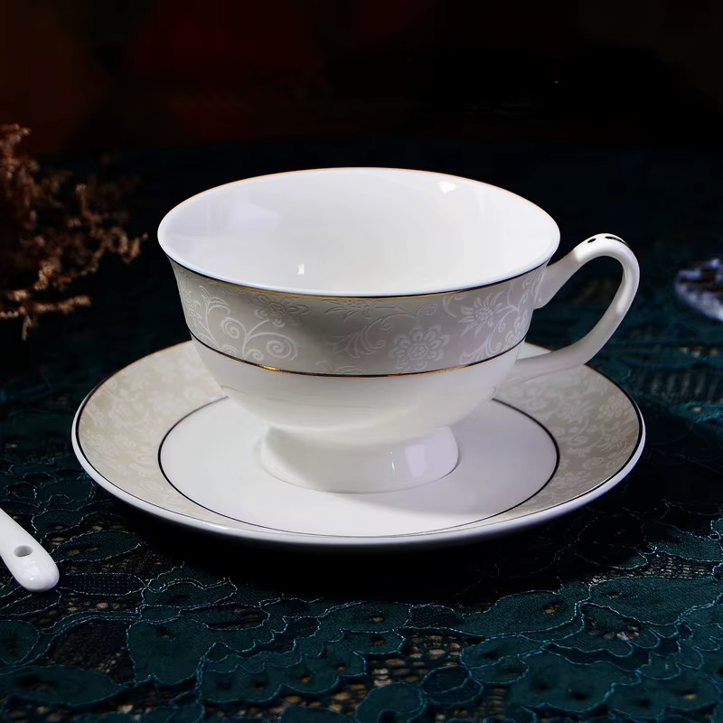 Tasse à café Royal Court et ensemble S/05 er avec bordure florale plaquée or