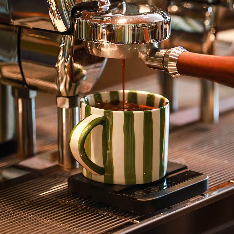 Tasse à café en céramique à rayures européennes