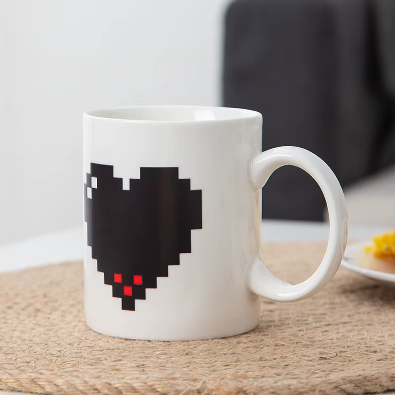 Tasse en céramique à changement de documents en forme de cœur de pêche