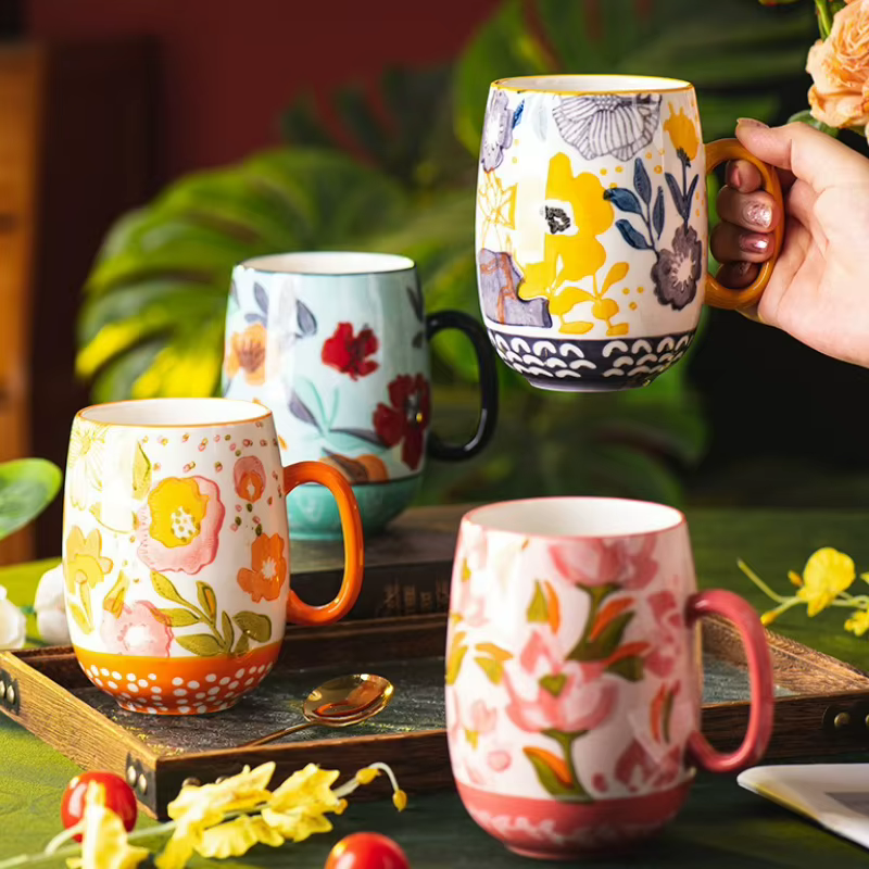 Tasse à café en céramique rétro dessinée à la main