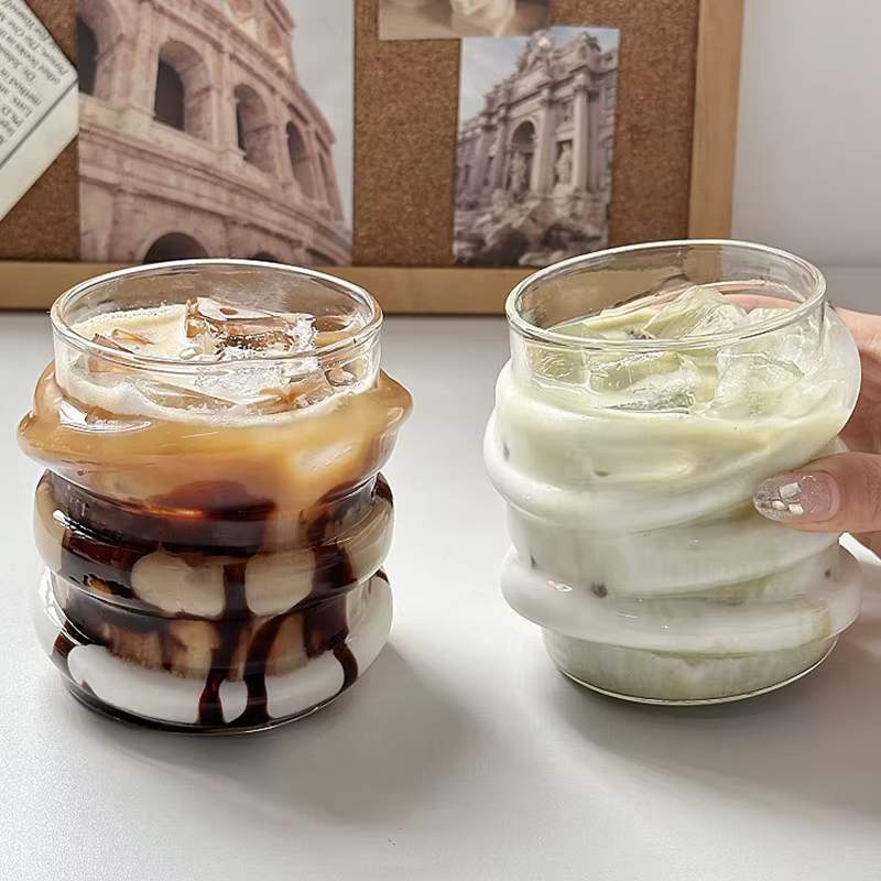 Tasse en verre circulaire irrégulière