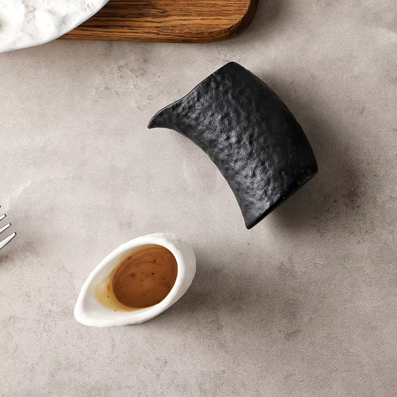 Sauce à steak, petite tasse à lait en céramique