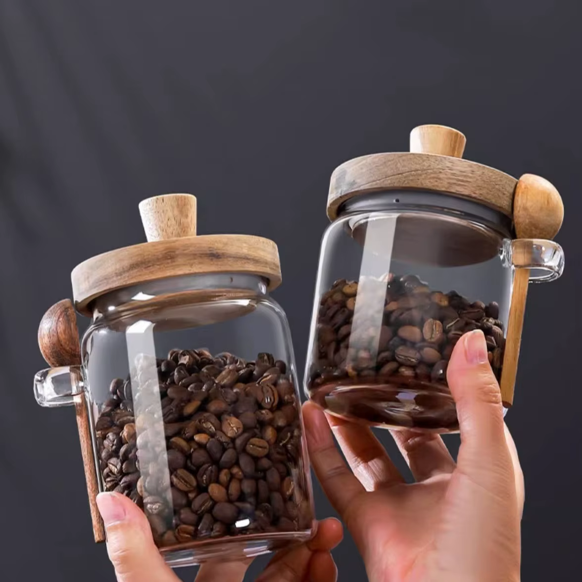 Bocaux en verre de cuisine avec couvercles et cuillère en bois