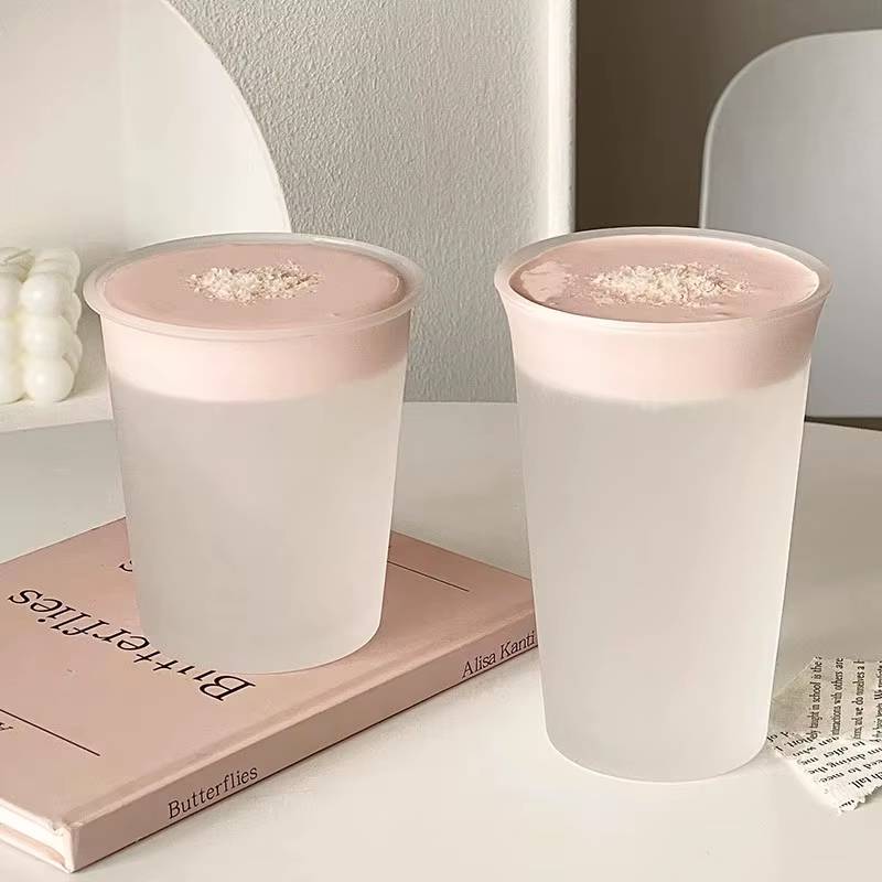 Tasse en verre conviviale ré simple pour la maison