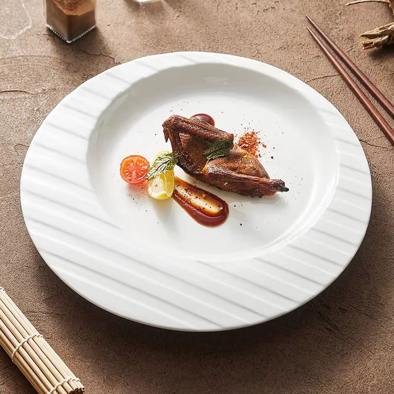 Assiette en céramique à motif de lignes pour restaurant