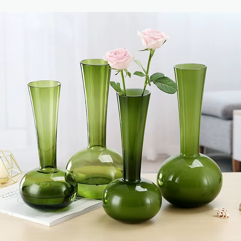 Vase en verre vert à long col