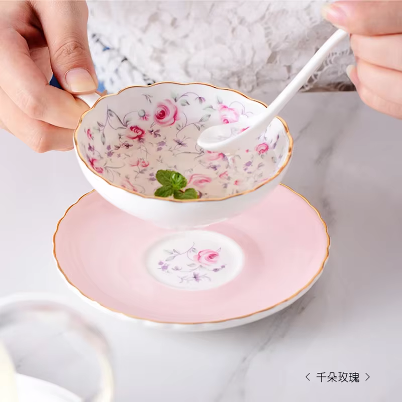 Service à café et thé de style européen avec motif floral