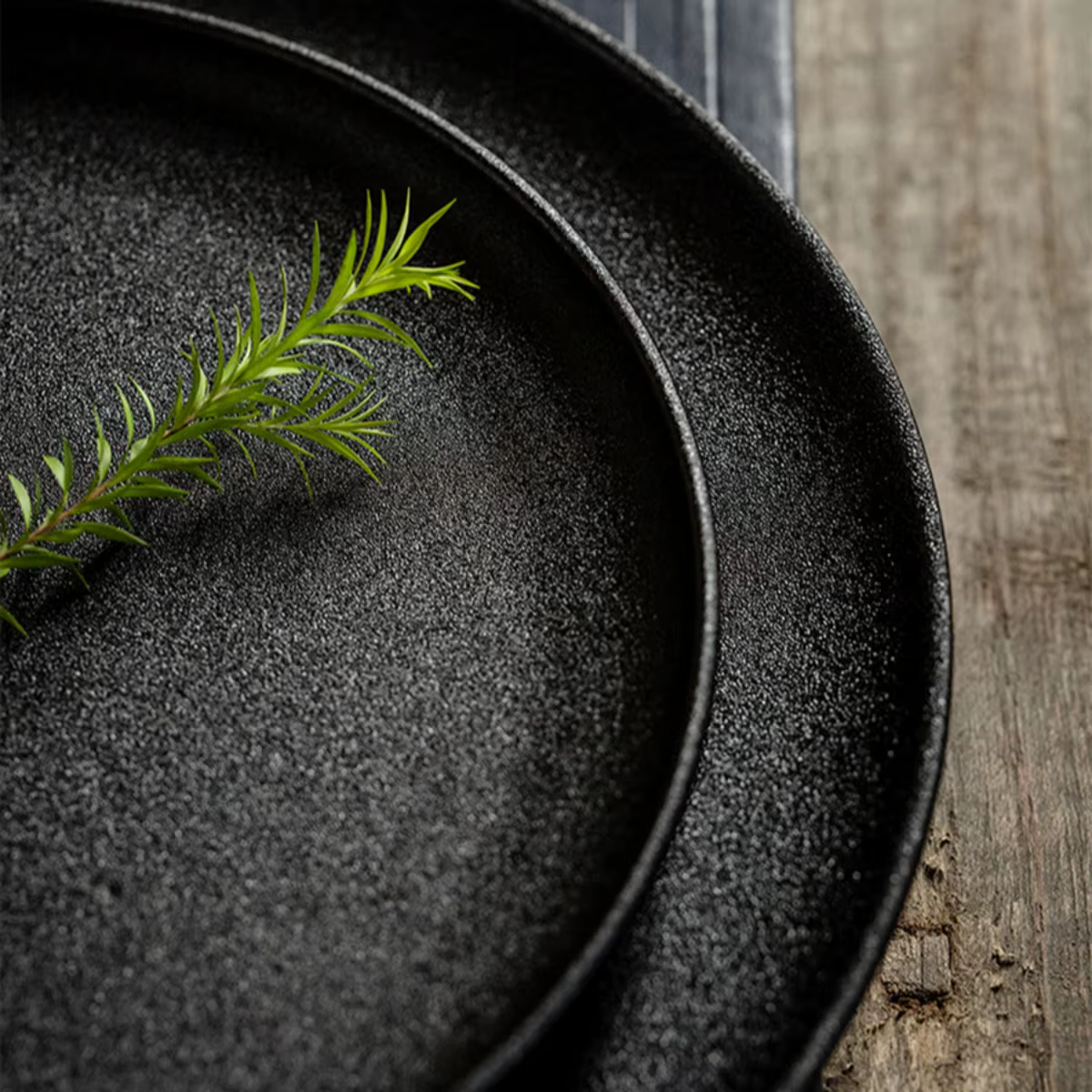 Ensemble d'assiettes noires en céramique pour la maison