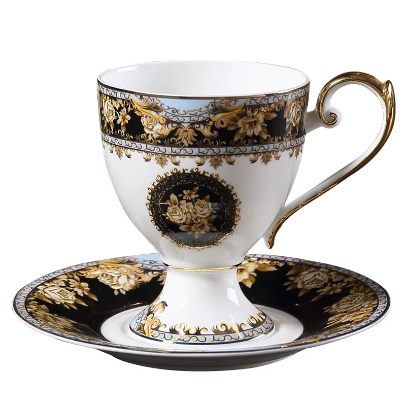 Ensemble de tasses à café et soucoupes en porcelaine