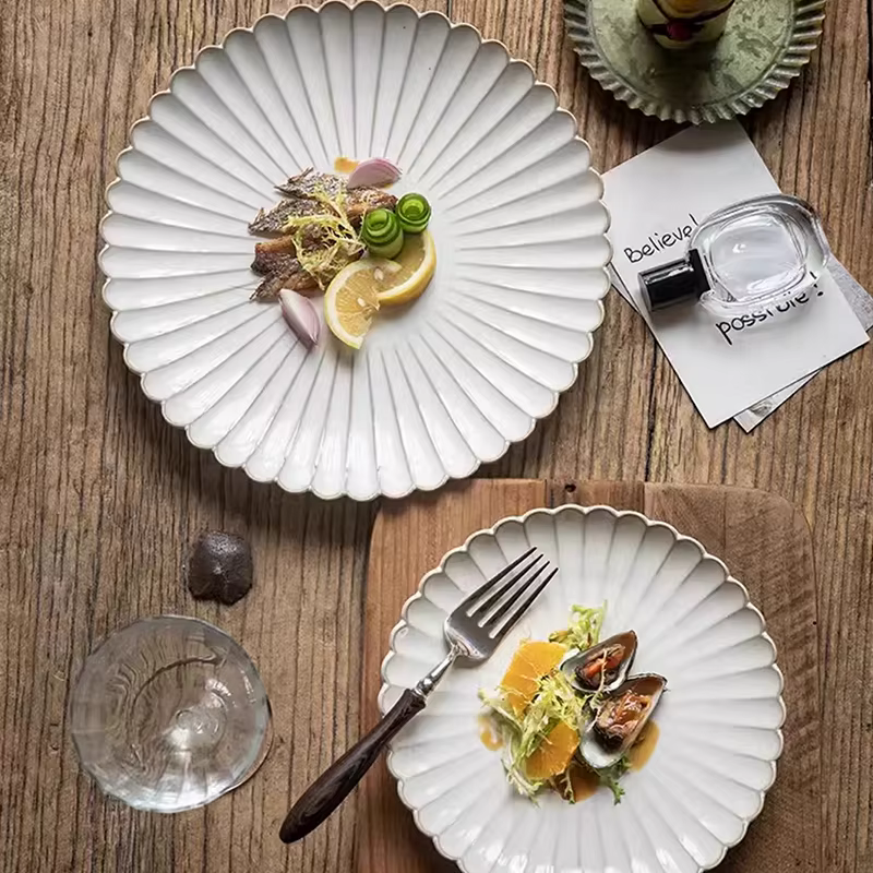 Assiette en céramique à bord de coquille rayé en relief de 8 pouces/10