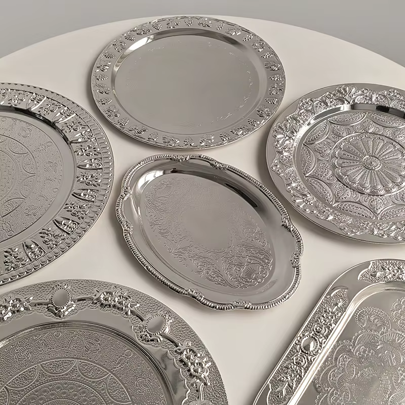 Assiette ronde paon en argent galvanisé