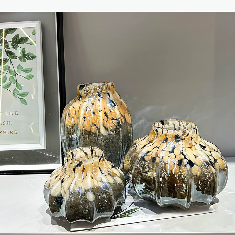 Vase en verre texturé peint