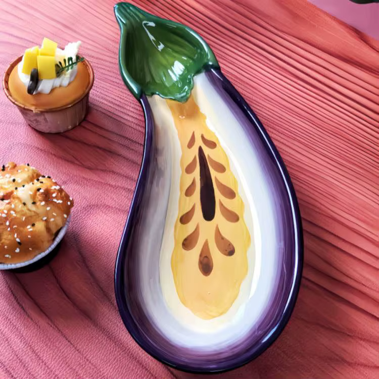Assiette créative d'aubergine violette végétale