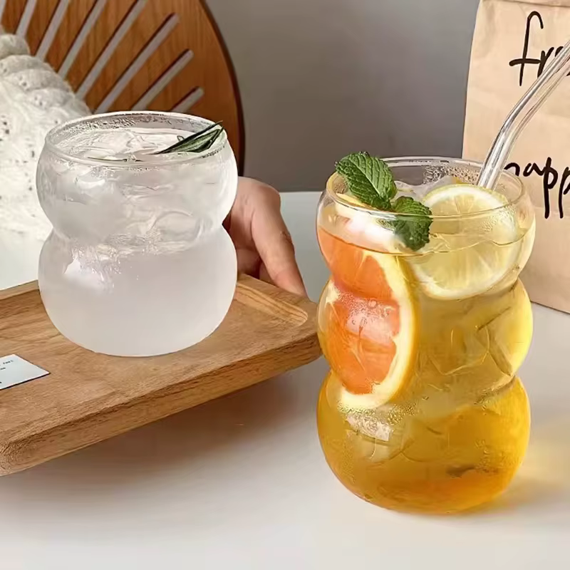 Verre à boire transparent en forme de vague créative