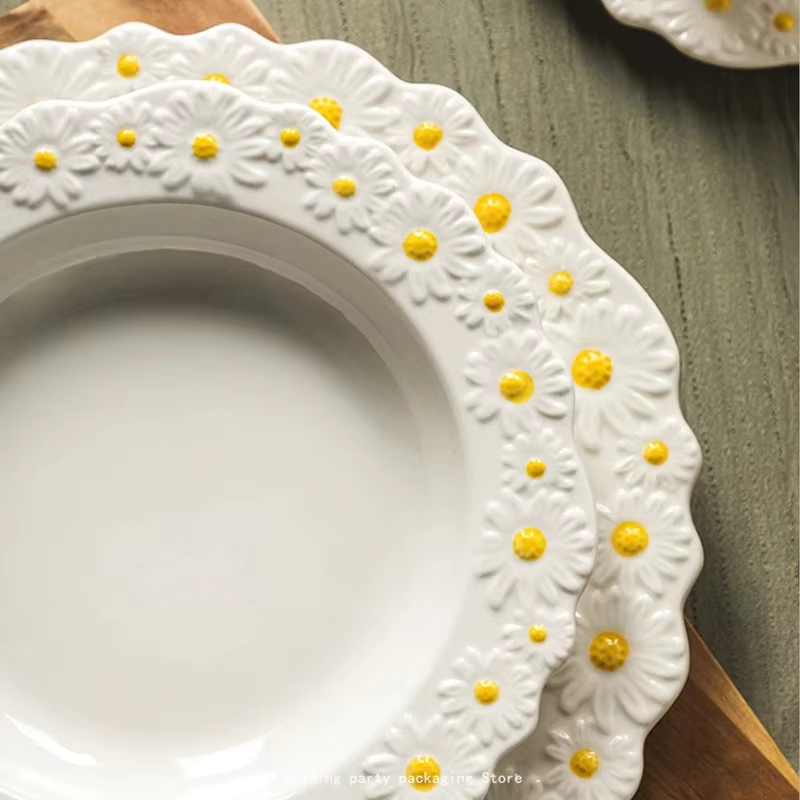 Petite assiette en céramique gaufrée marguerite