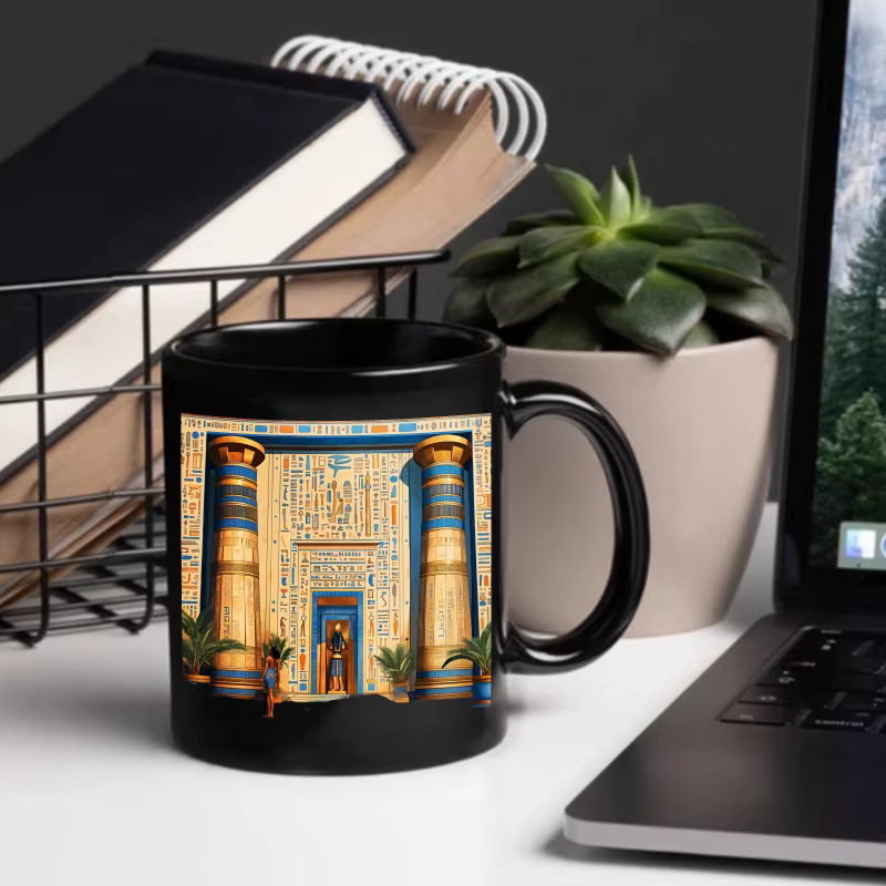 Un temple égyptien noir conçu une tasse en céramique avec hiéroglyphes et colonnes convient à boire du café