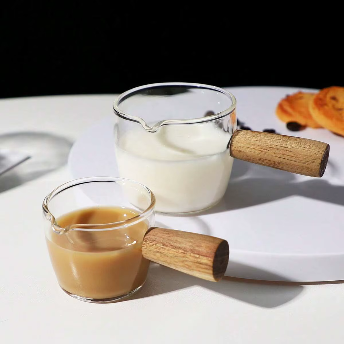 Tasse à mesurer en verre avec manche en bois