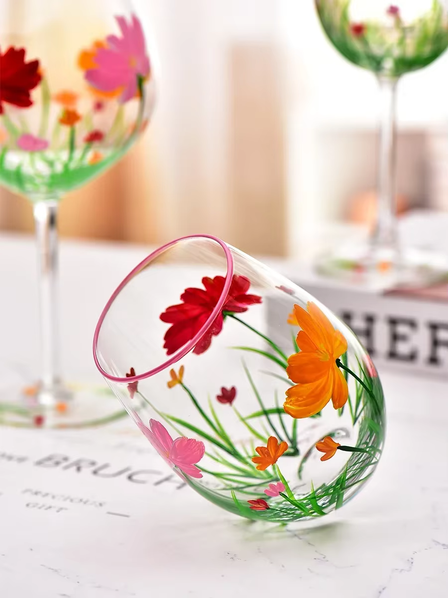 Verre à vin en cristal à motifs de fleurs, art de la main, pieds hauts, vin rouge, proximité de la main, famille, festival, fête, ensemble de trois pièces