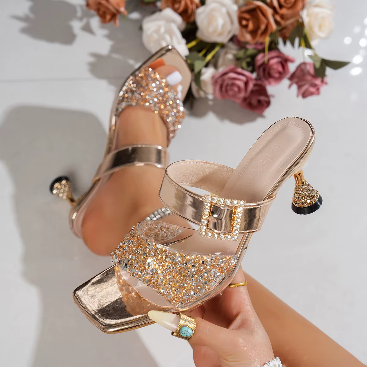 Sandales à talons en verre entièrement ornées BlingBling pour femmes, avec boucle métallique, talons hauts, style élégant, semelle en caoutchouc, essentielles pour les soirées