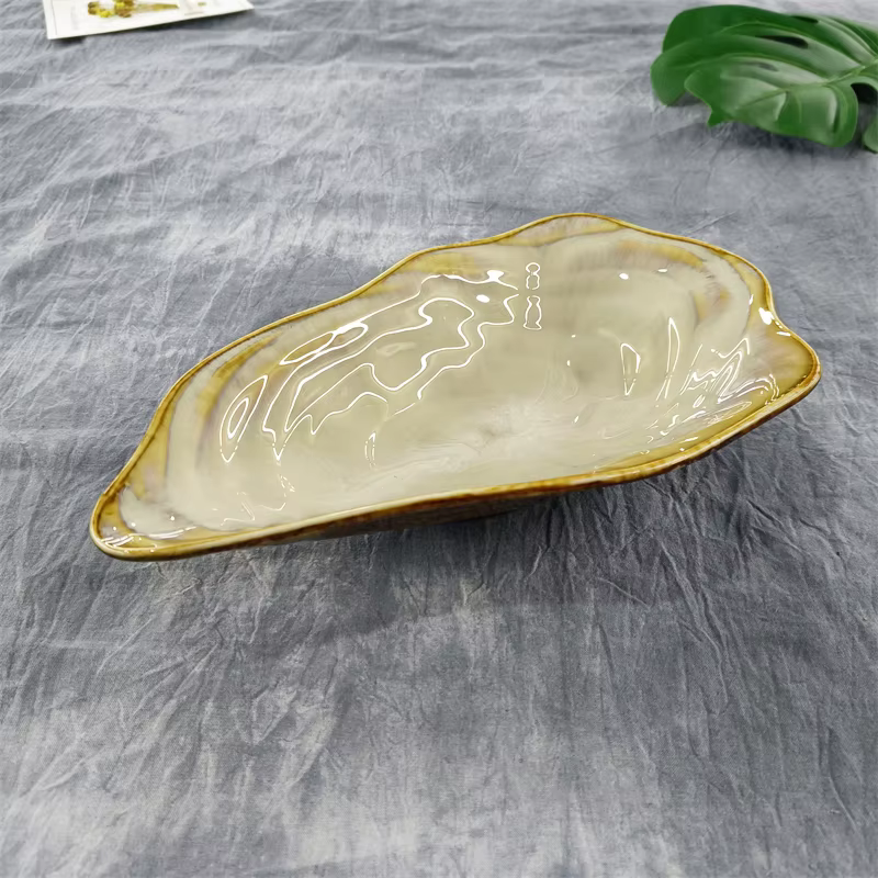 Assiette en céramique en forme de coquille avec glaçure mate