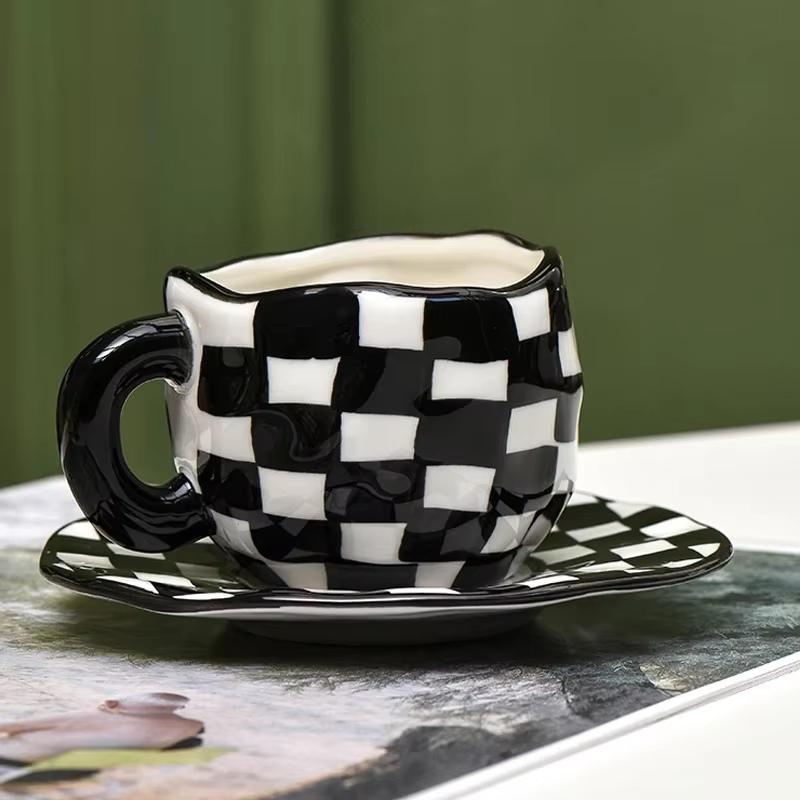 Tasse à café en céramique damier malaxé à la main