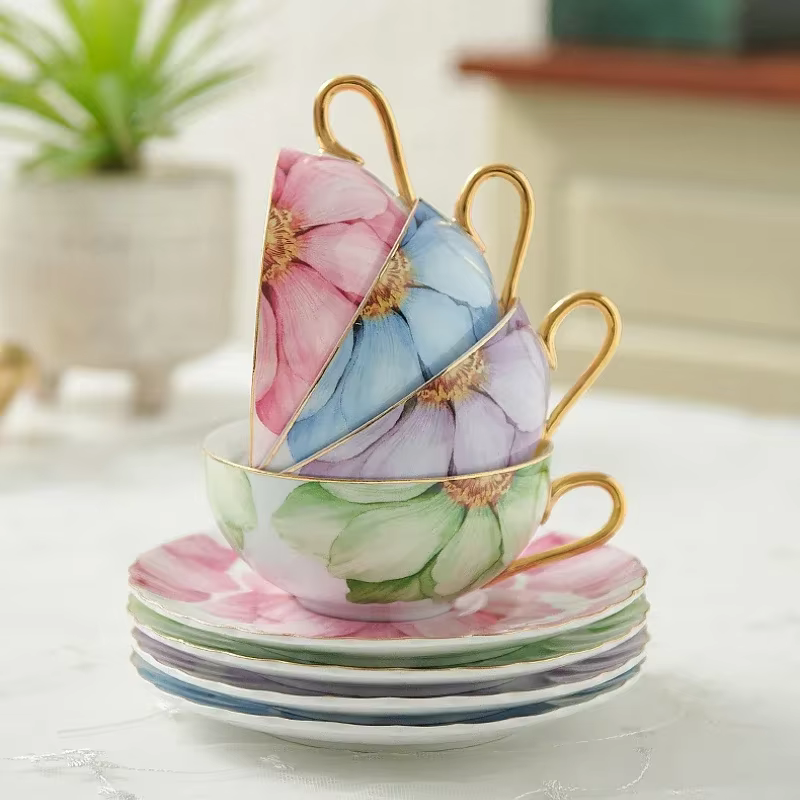 Tasse à café et théière en porcelaine européenne
