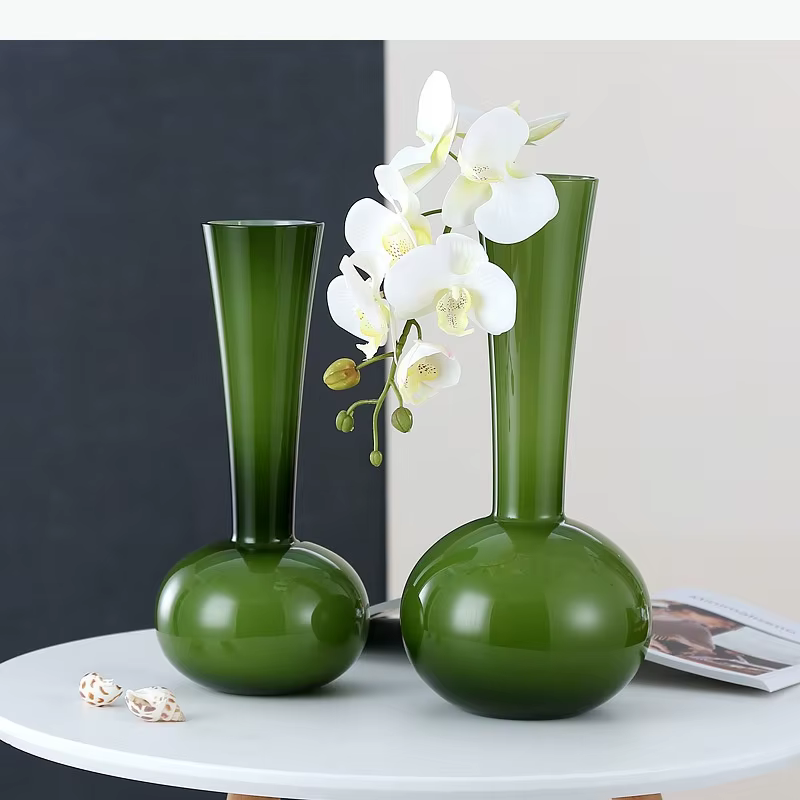 Vase en verre vert à long col
