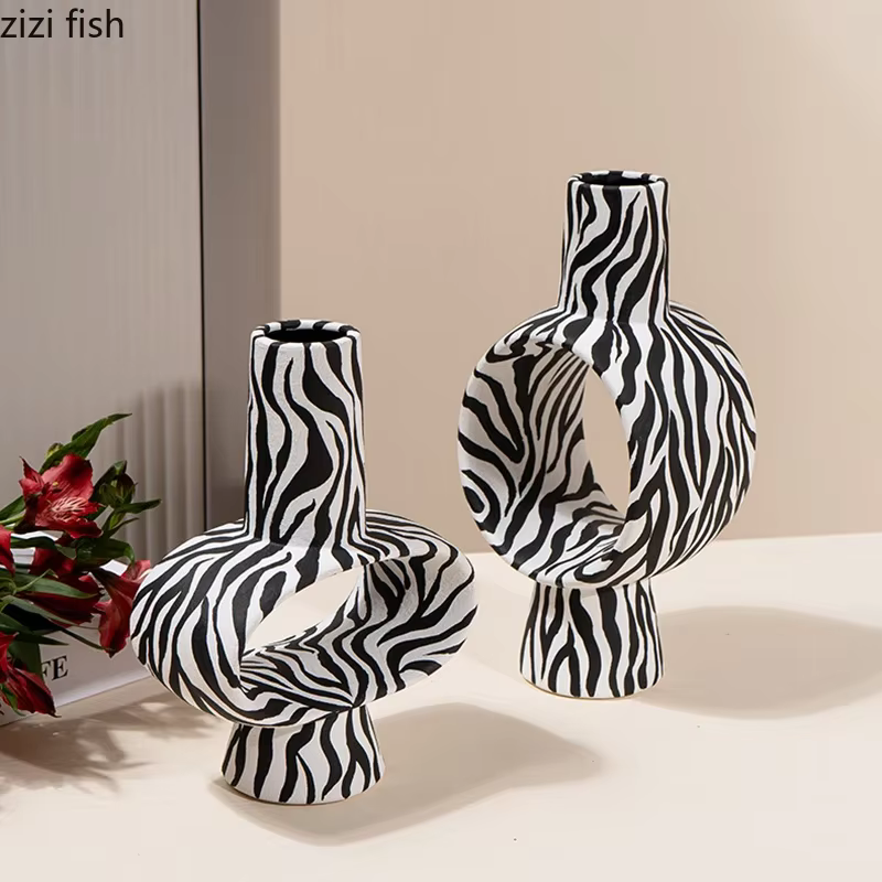 Vase en céramique à rayures zébrées
