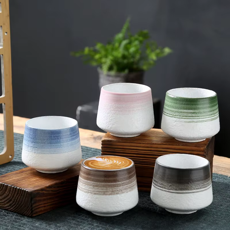 Tasse en céramique vintage en poterie rustique