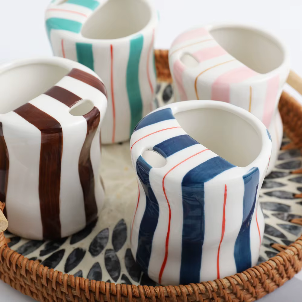 Tasses en céramique torsadées rayées avec trous pour pailles