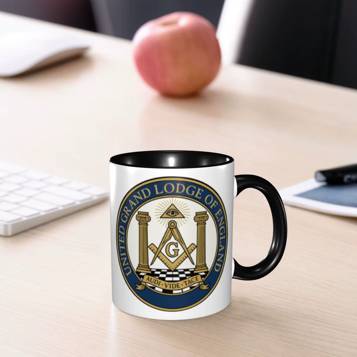 Tasse en céramique carrée et boussole