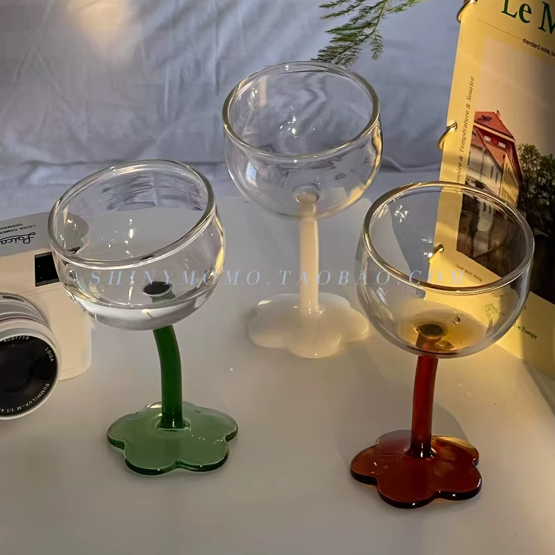 Tasse en verre à tige haute en forme de fleur mignonne faite à la main