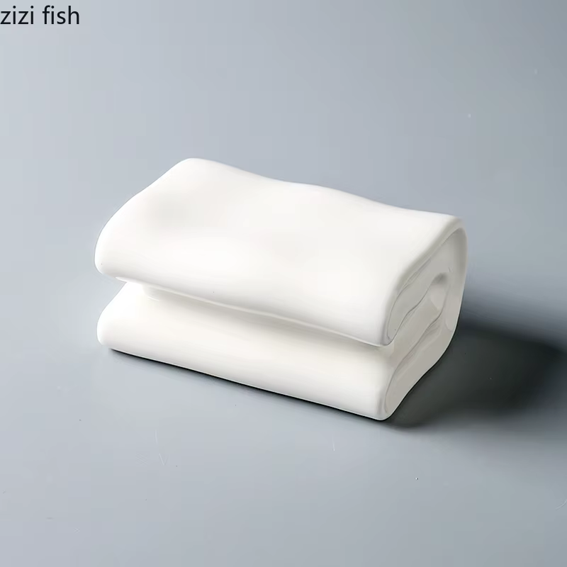 Assiette en céramique blanche en forme de livre