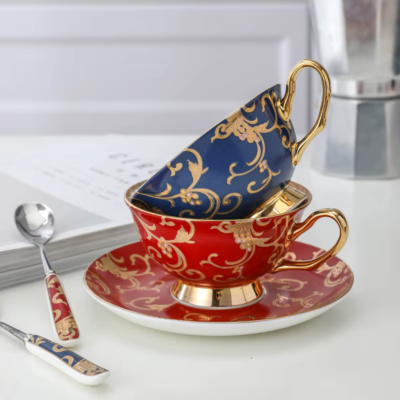 Ensemble de tasses et d'assiettes à café en céramique européenne