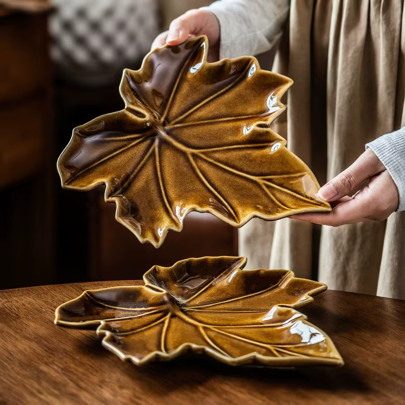 Assiette en céramique en forme de feuille d'érable irrégulière